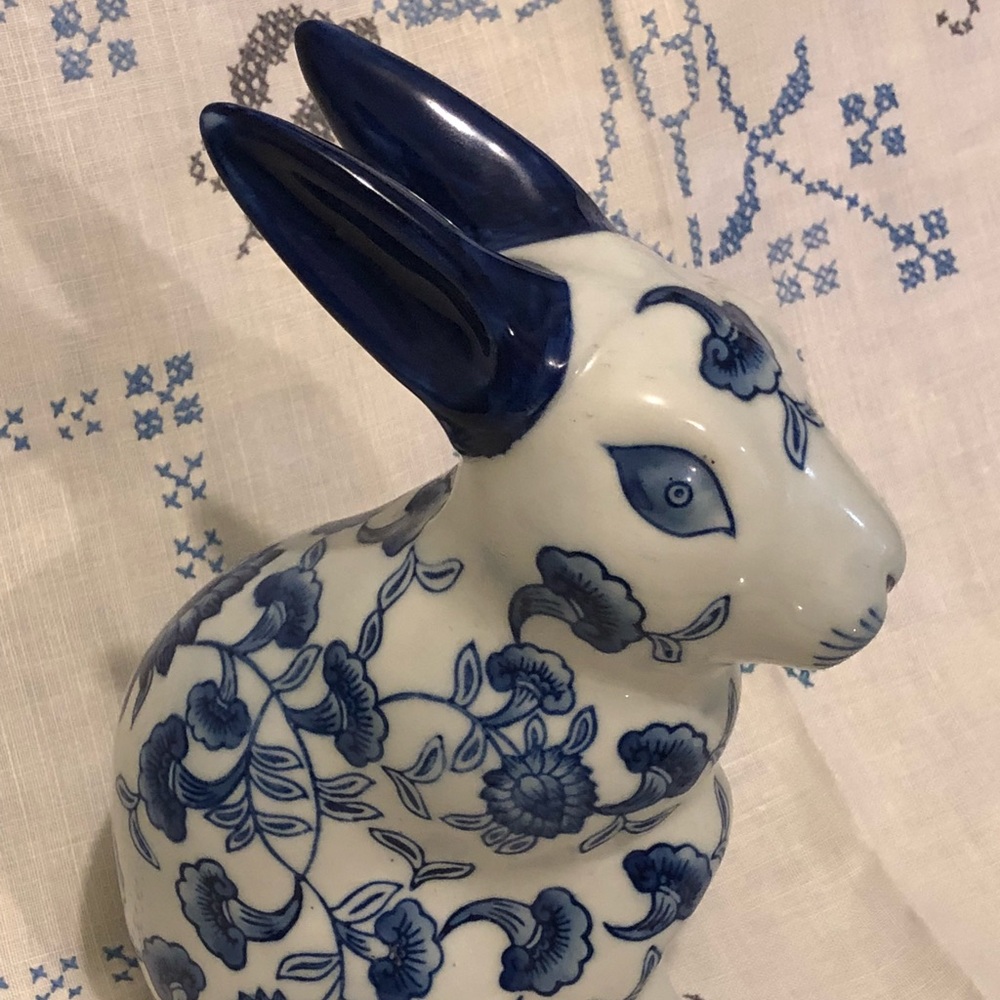 Vintage rabbit 🐇 porcelain figure blue white deco